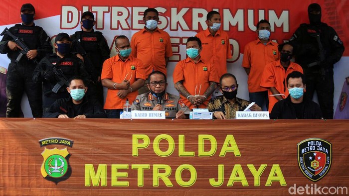 Polisi berhasil menangkap 5 DPO anggota kelompok John Kei kasus penyerangan di Green Lake City, Tangerang. Dalam kasus itu polisi juga menyita senjata api dan senjata tajam.