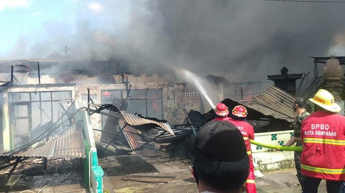 5 rumah dinas Kodam IX/Udayana terbakar. Tidak ada korban jiwa
