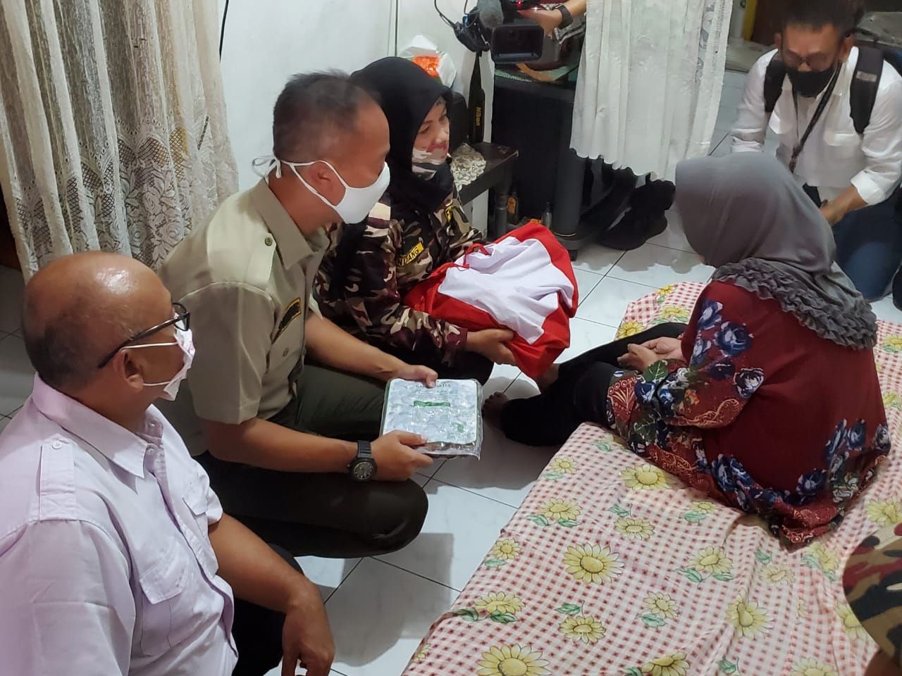Agus Gumiwang memberikan bantuan bersama FKPPI