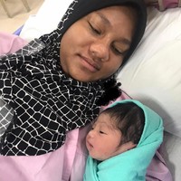Pada 23 Juni 2020 Amma kembali membagikan foto dirinya bersama bayi yang baru dilahirkannya. Sebelumnya, foto tersebut sudah sempat dia tampilkan pada 30 Januari 2020. Foto: Facebook Amma Malik