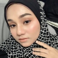 Tak lama setelah mengunggah ulang foto bersama bayi yang baru dilahirkannya itu, Amma kembali mengunggah foto penampilan wajahnya saat ini. Kedua foto tersebut jika dibandingkan memiliki perbedaan yang sangat jelas. Foto: Facebook Amma Malik