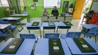 Bila sebelumnya, pembagian rapor selalu dihadiri oleh orang tua murid dan guru secara langsung di sekolah, kini untuk memutus penyebaran COVID-19, sekolah tersebut menerapkan pelayanan pembagian rapor secara daring tanpa pertemuan tatap muka. Antara Foto/Rivan Awal Lingga.