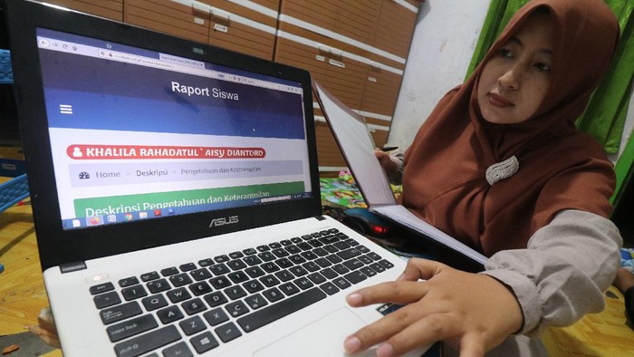 Sejumlah kegiatan yang berpotensi menyebarkan virus Corona dimodifikasi di era new normal. Salah satunya kegiatan bagi rapor yang kini dilakukan secara daring.