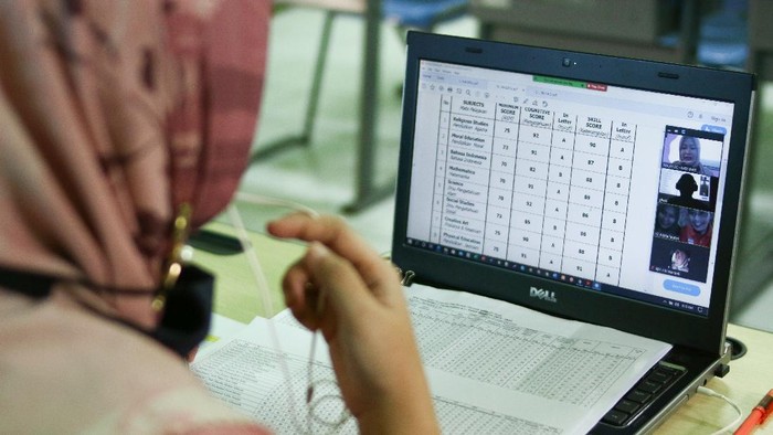 Sejumlah kegiatan yang berpotensi menyebarkan virus Corona dimodifikasi di era new normal. Salah satunya kegiatan bagi rapor yang kini dilakukan secara daring.