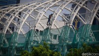 Mereka bergelantungan bak Spiderman di proyek LRT.