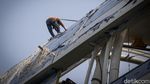 Bak Spiderman! Pekerja LRT Bergelantungan Pertaruhkan Nyawa
