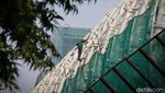 Bak Spiderman! Pekerja LRT Bergelantungan Pertaruhkan Nyawa