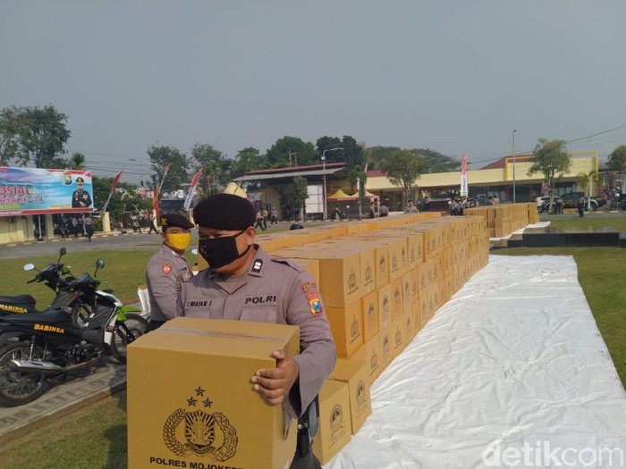 Masih ada 904 keluarga terdampak wabah Corona di Mojokerto yang belum menerima bantuan. Namun, hari ini mereka mendapatkan berkah menjelang Hari Bhayangkara ke-74.