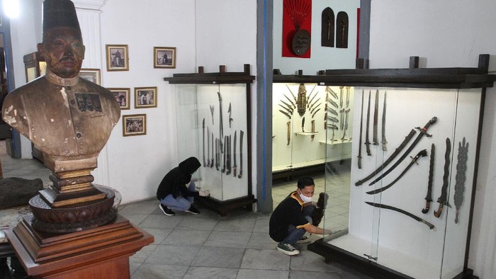 Bersih-bersih Museum Radyapustaka