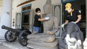 Foto: Bersih-bersih Museum Radya Pustaka Sambut New Normal