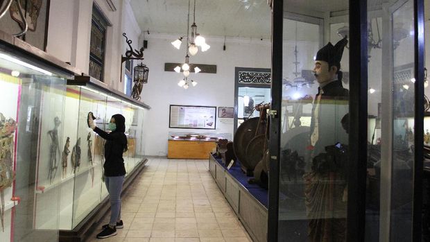 Bersih-bersih Museum Radyapustaka