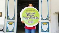 Sebanyak 10 orang karyawan sebuah hotel di Solo melakukan kerja bakti membersihkan Museum Radya Pustaka yang berada di Komplek Sriwedari, Solo. (Tandur Rimoro/detikcom)