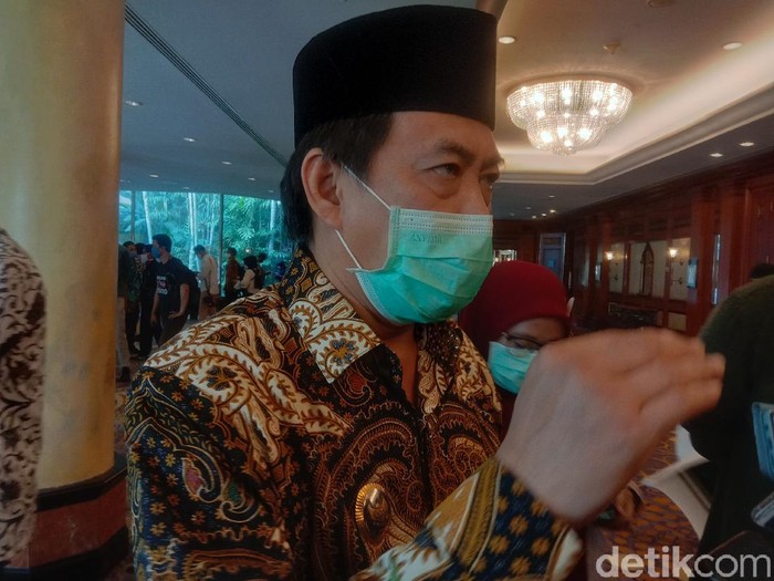 Kasus Corona di Sidoarjo masih bertambah dan saat ini jumlahnya mencapai 1.334 kasus. Plt Bupati Sidoarjo, Nur Ahmad Syaifuddin menyebut, kedisiplinan warga dalam menerapkan protokol kesehatan menurun pasca-PSBB.