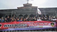 Sepekan terakhir, beberapa ormas di Bekasi juga sempat menggelar aksi yang sama, yakni menolak dan mendesak DPR untuk segera mencabut dan membatalkan RUU HIP demi Pancasila. ANTARA FOTO/Fakhri Hermansyah