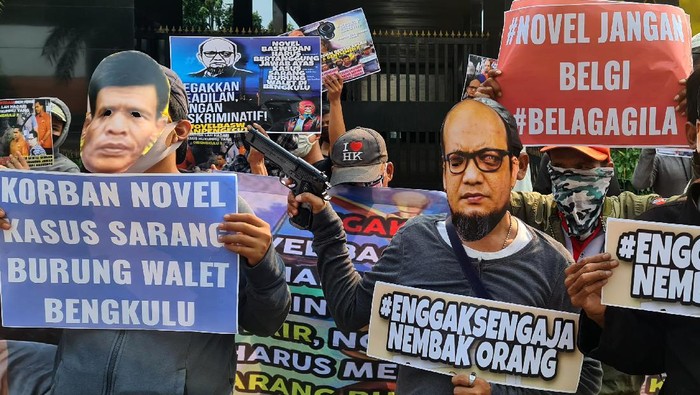 Kelompok massa Aktivis Gugat Novel (AGN) mendukung perjuangan korban sarang burung walet di Bengkulu mencari keadilan agar Jaksa Agung mengadili penyidik KPK Novel Baswedan di PN Bengkulu.