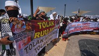 Tak hanya di Pontianak, Sejumlah warga yang tergabung dalam Forum Ormas Banten Bersatu (FOBB) juga berunjuk rasa menolak RUU Haluan Ideologi Pancasila (HIP) di halaman Masjid Agung Kesultanan Banten di Kasemen, Serang, Jumat (26/6/2020). ANTARA FOTO/Asep Fathulrahman
