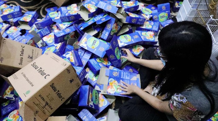 Donasi untuk Pejuang COVID-19 Terus Mengalir Donasi untuk para pejuang COVID-19 terus mengalir. Kali ini donasi berupa produk makanan sehat susu telor dan es krim untuk para petugas medis.