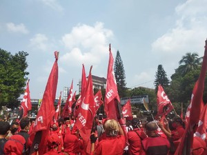 DPC PDIP Demo Polres Depok, Minta Pembakar Bendera Banteng Diusut