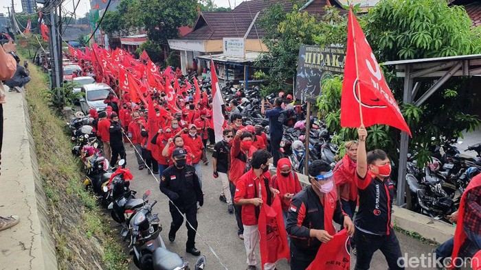 DPC PDIP Kota Bekasi gelar aksi longmarch ke Polres Metro Bekasi Kota