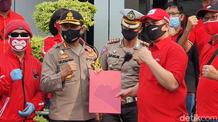 DPC PDIP Kota Bekasi melaporkan pembarakan bendera ke Polres Metro Kota Bekasi (Isal Mawardi/detikcom)