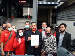 Video PDIP Laporkan Aksi Pembakaran Bendera Partai ke Polda Metro
