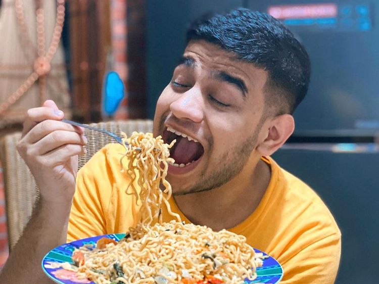 Fadil Jaidi Ngemil Es Krim dan Es Kopi, Begini Gayanya!