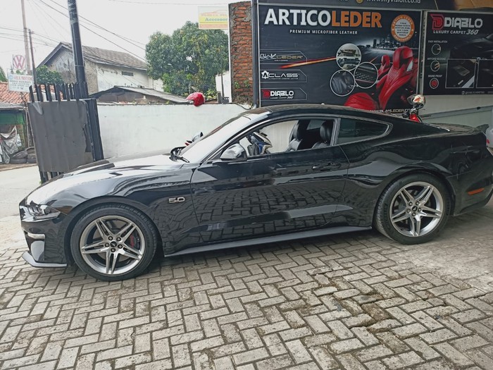 Ford Mustang milik Sule
