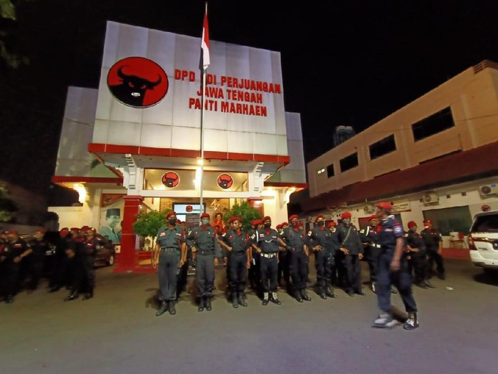 Foto apel pengibaran bendera di kantor DPD PDIP Jateng.