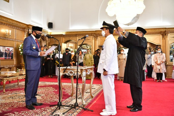 Gubernur Sulsel Nurdin Abdullah melantik Kepala Dinas PUTR Sulsel Profesor Rudy Djamaluddin sebagai Pj Wali Kota Makassar (dok. Istimewa).