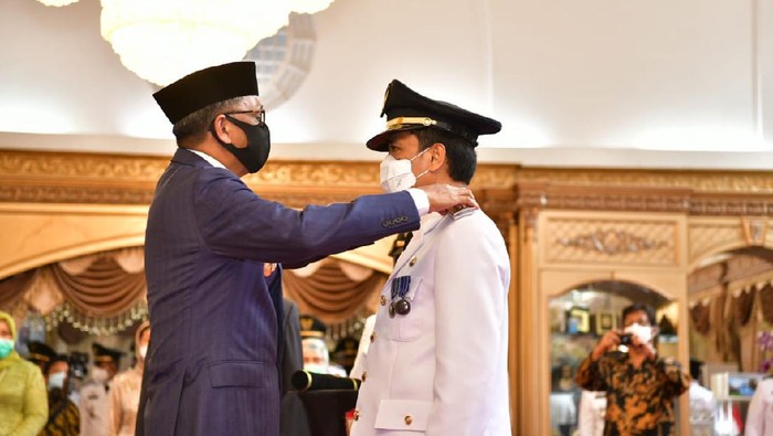 Gubernur Sulsel Nurdin Abdullah Saat melantik Rudy Djamaluddin sebagai Pj Wali Kota Makassar (dok. Istimewa).