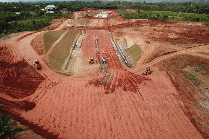 Ilustrasi - Foto udara suasana pengerjaan tol Provinsi Bengkulu - Kota Lubuk Linggau, Sumatera Selatan di pintu tol Betungan kota Bengkulu, Rabu (20/5/2020). (ANTARA FOTO/DAVID MUHARMANSYAH)