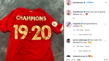 Kapten Jordan Henderson juga memajang kostum Liverpool bertuliskan juara musim 2019/2020. Foto: Instagram