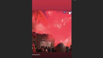 Naby Keita memperlihatkan betapa meriah suasana perayaan di Liverpool. Foto: Instagram