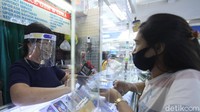 Tentunya dengan penerapan protokol kesehatan yang ketat.