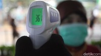 Pemeriksaan suhu tubuh juga dilakukan guna mencegah menyebarnya virus corona di dalam mal.
