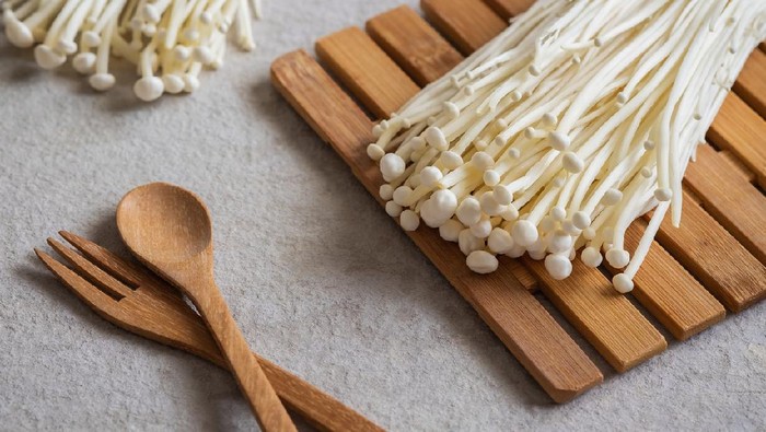 Jamur enoki Enoki mushroom, Golden needle mushroom on wooden board