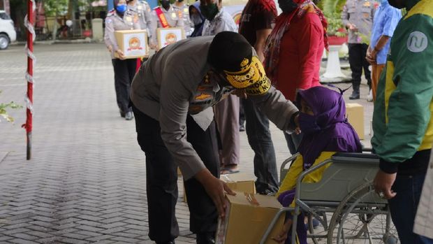 Kapolda Gorontalo Irjen Adnas santuni anak difabel