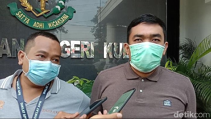 Kasi Pidsus Kejari Kudus, Prabowo Aji Sasmito (kiri) bersama Kasi Intel Kejari Kudus Sarwanto di kantornya, Jumat (26/6/2020).
