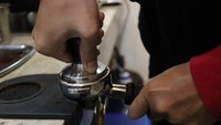 Tak hanya digunakan untuk kongkow dan ngopi, kedai ini juga digunakan sebagai sarana untuk belajar mengolah kopi. Anak-anak muda, rata-rata mahasiswa belajar jadi barista. (Wisma Putra/detikcom)