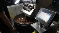 Kedai kopi ini juga dilengkapi dengan mesin roasting kopi. Traveler yang datang ke kedai kopi ini bisa melihat proses meroasting kopi. (Wisma Putra/detikcom)