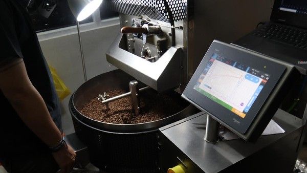 Kedai kopi ini juga dilengkapi dengan mesin roasting kopi. Traveler yang datang ke kedai kopi ini bisa melihat proses meroasting kopi. (Wisma Putra/detikcom) Kedai kopi ini juga dilengkapi dengan mesin roasting kopi. Traveler yang datang ke kedai kopi ini bisa melihat proses meroasting kopi. (Wisma Putra/detikcom)
