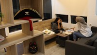 Tempat ngopi ini nyaman dan tidak bising karena jauh dari jalan raya. Tak hanya itu, suasananya hening karena masih banyak pohon rimbun di kedai kopi ini. (Wisma Putra/detikcom)