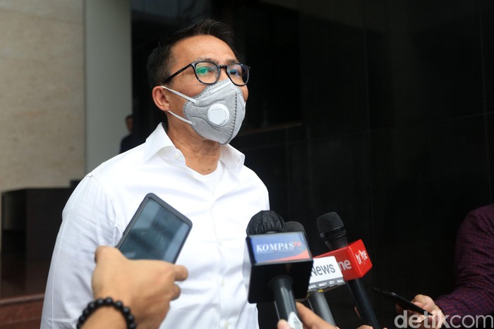 Ketua Komisi III yang sekaligus politisi PDIP Herman Herry menemui Kapolda Metro Jaya Irjen Nana Sudjana. Pertemuan itu terkait kasus pembakaran bendera PDIP.