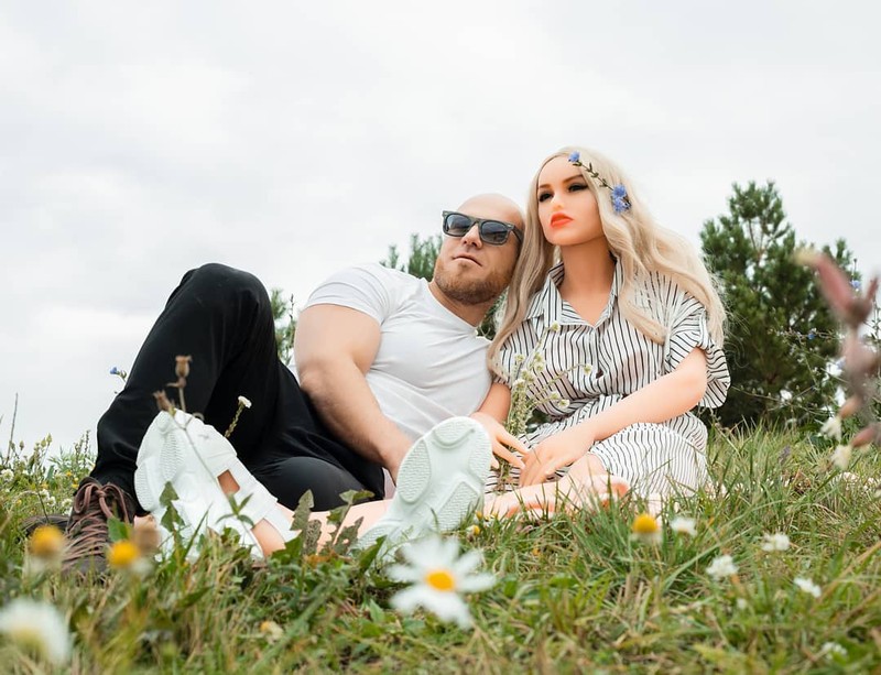 Binaragawan Yuri Tolochko berencana menikahi robot seks bernama Margo. Berikut ini potret kehidupan romantis mereka yang kontroversial.