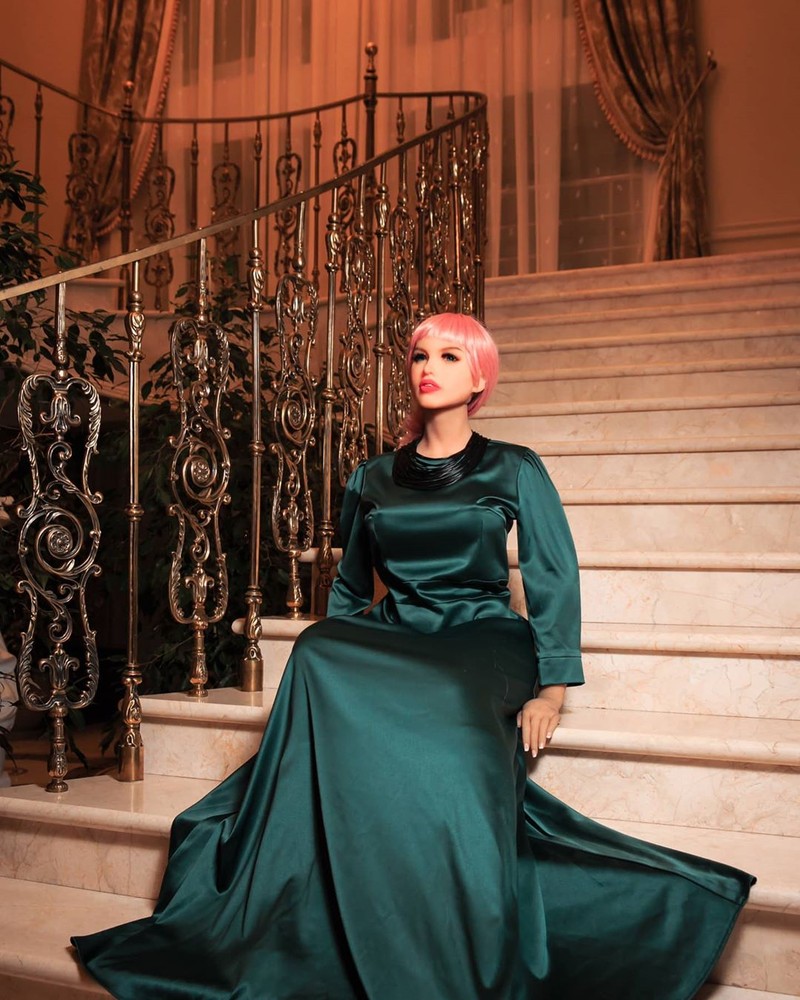 Binaragawan Yuri Tolochko berencana menikahi robot seks bernama Margo. Berikut ini potret kehidupan romantis mereka yang kontroversial.