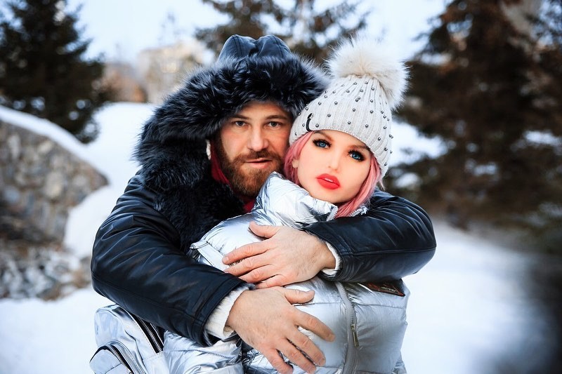 Binaragawan Yuri Tolochko berencana menikahi robot seks bernama Margo. Berikut ini potret kehidupan romantis mereka yang kontroversial.