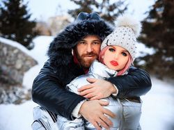 Kisah Cinta Binaragawan dengan Robot Seks, Bakal Segera Menikah