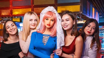 Tolochko memilih tanggal tersebut karena itu adalah Hari Teater Dunia yang sangat penting baginya. Foto: Instagram/@margo_party