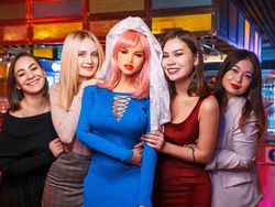 Kisah Cinta Binaragawan dengan Robot Seks, Bakal Segera Menikah