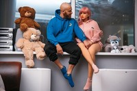 Binaragawan Yuri Tolochko berencana menikahi robot seks bernama Margo. Berikut ini potret kehidupan romantis mereka yang kontroversial.